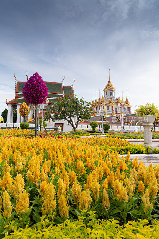 Loha Prasat位于泰国曼谷市中心的Ratchanatdaram寺建筑群